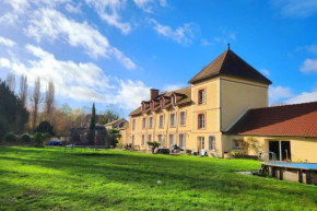 Château superbe et moderne sur 5 hectares de forêt et rivière, fibre, salle sport, jeux, piscine